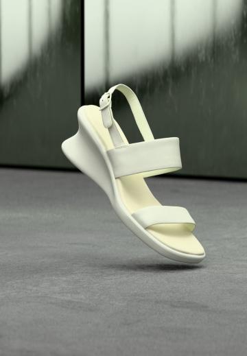 Босоножки на танкетке