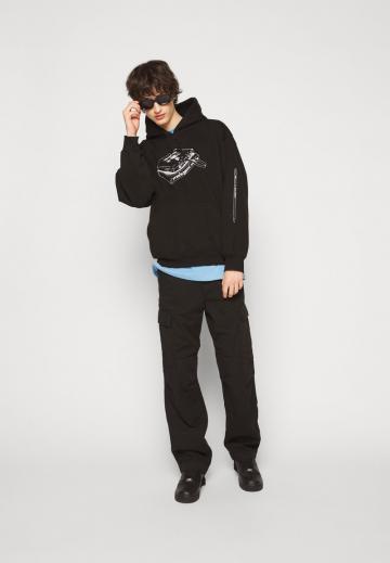 Брюки с накладными карманами