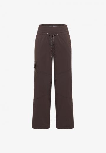 Брюки с накладными карманами