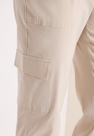 Брюки с накладными карманами