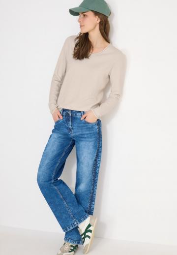 Пуловер с вырезом V