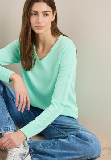 Пуловер с вырезом V