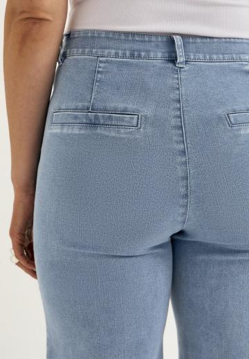 Короткие джинсы