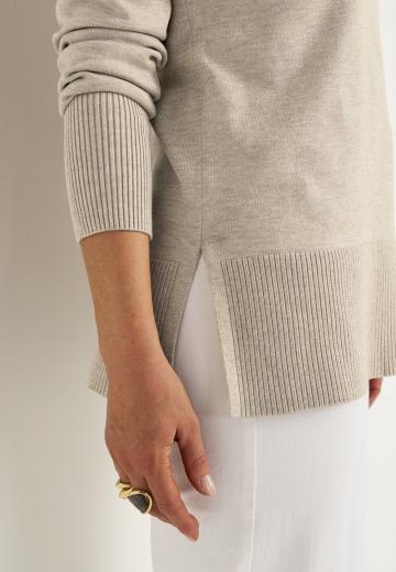 Пуловер с вырезом V