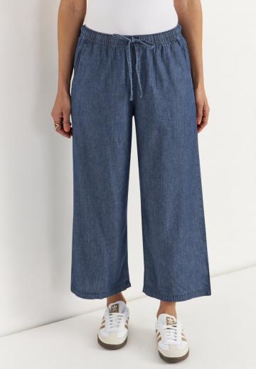 Короткие джинсы