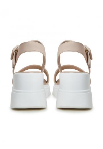 Босоножки на танкетке