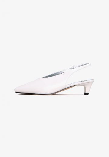 Туфли с высоким носом