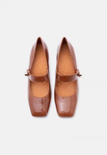 Туфли с высоким носом