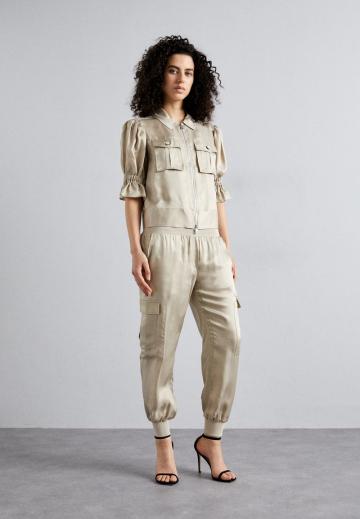 Брюки с накладными карманами