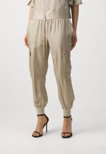 Брюки с накладными карманами