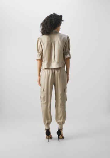 Брюки с накладными карманами