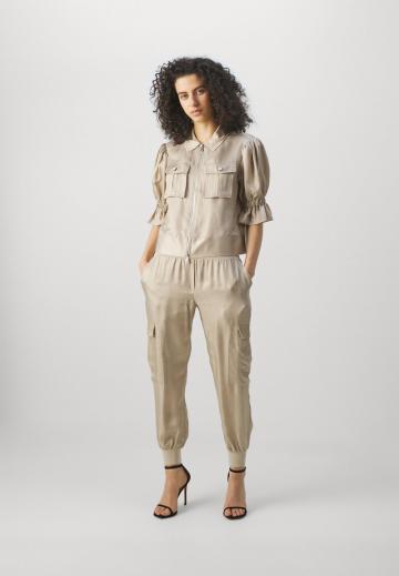 Брюки с накладными карманами