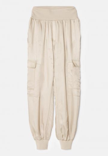 Брюки с накладными карманами