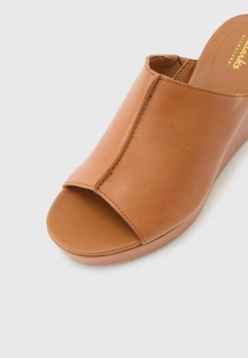 Босоножки на каблуке