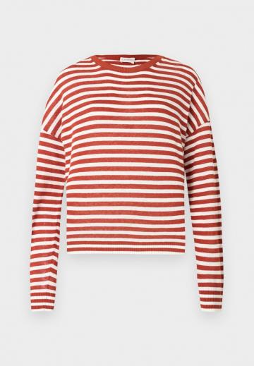 Пуловер в полоску