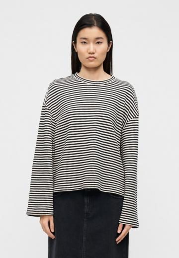 Пуловер в полоску