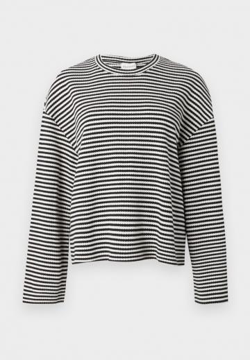 Пуловер в полоску