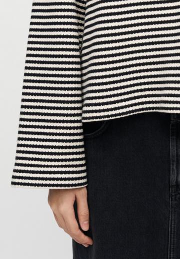 Пуловер в полоску