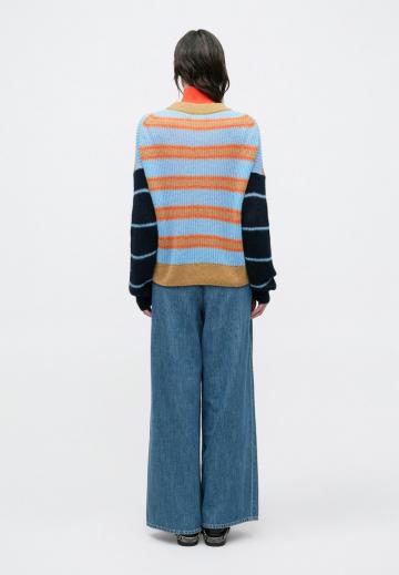 Пуловер в полоску