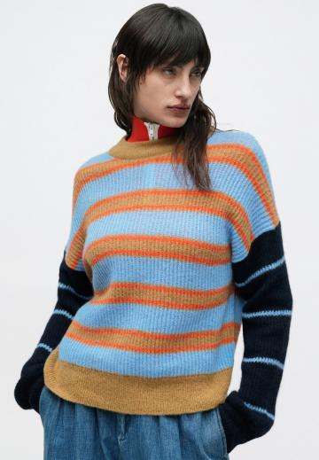 Пуловер в полоску