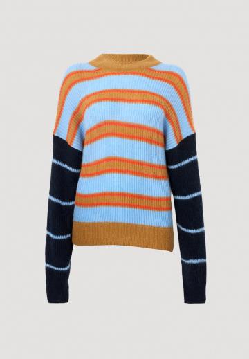 Пуловер в полоску