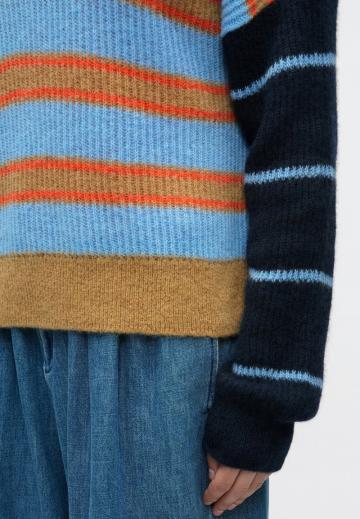 Пуловер в полоску