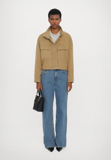 Куртка с накладнымит карманами