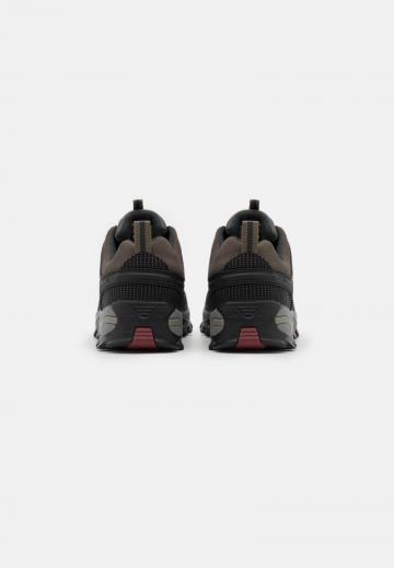 Походные кроссовки