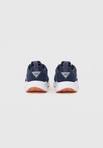 Походные кроссовки