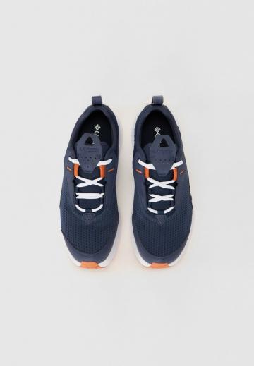 Походные кроссовки