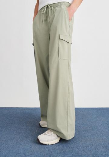 Брюки с накладными карманами