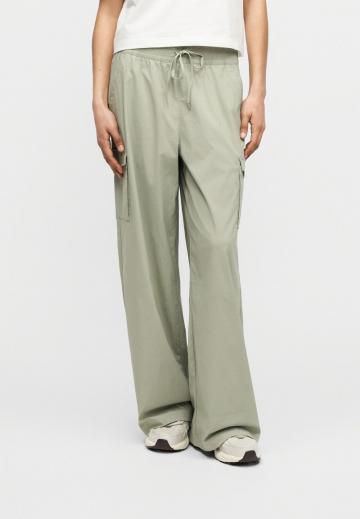 Брюки с накладными карманами