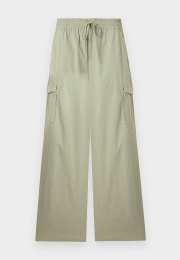 Брюки с накладными карманами