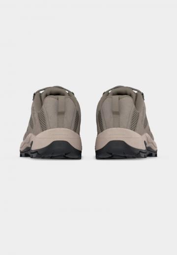 Походные кроссовки