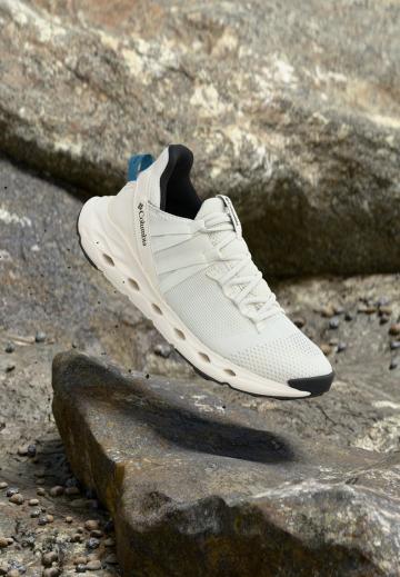 Походные кроссовки