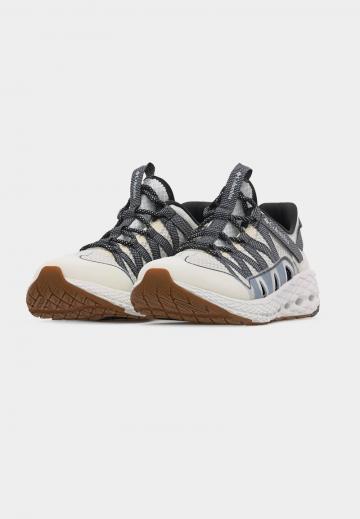 Походные кроссовки