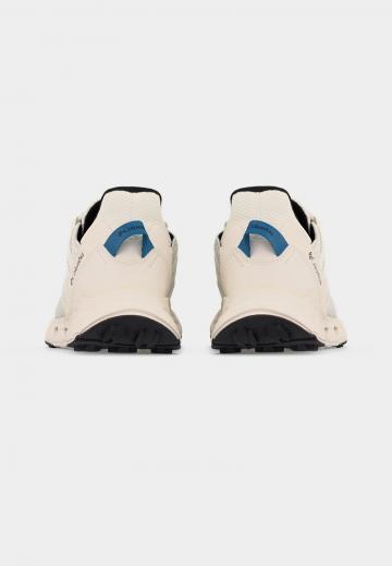 Походные кроссовки