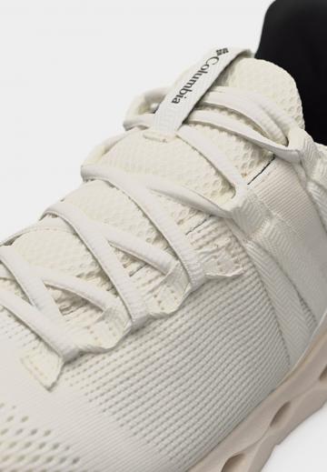 Походные кроссовки