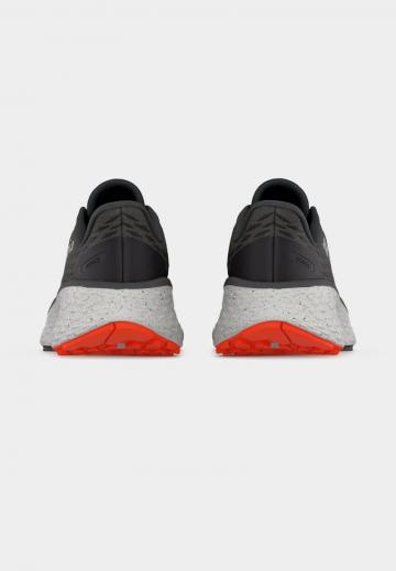 Походные кроссовки