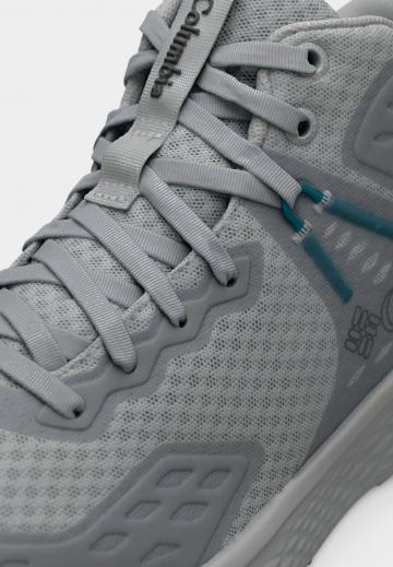 Походные кроссовки