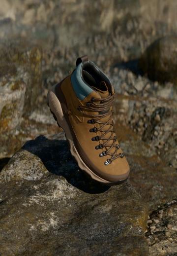 Походные кроссовки