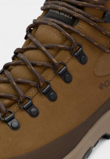 Походные кроссовки