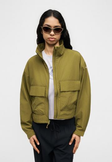 Куртка с накладнымит карманами