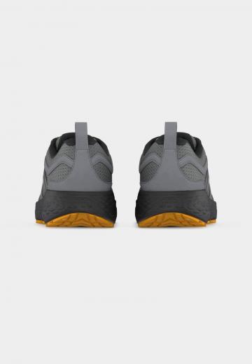 Походные кроссовки