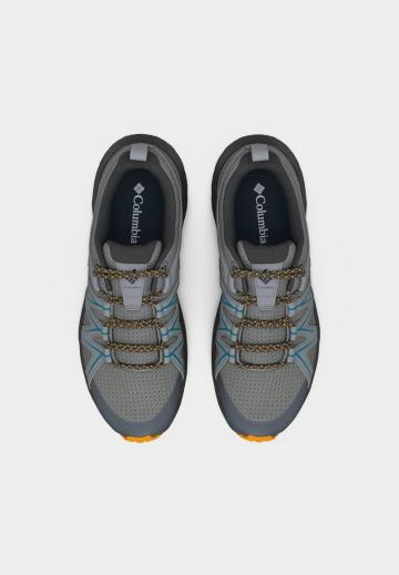 Походные кроссовки