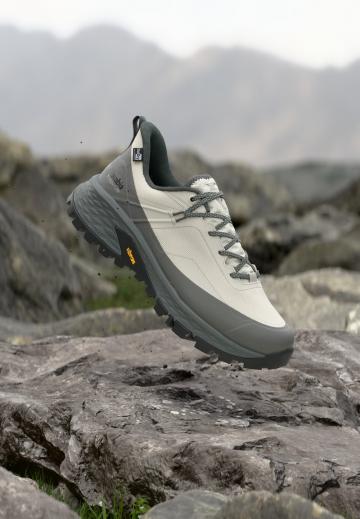 Походные кроссовки