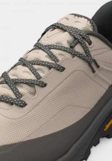 Походные кроссовки