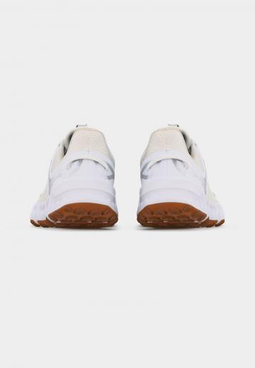 Походные кроссовки