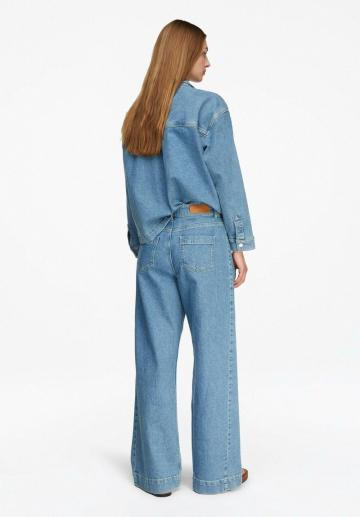 Клешеные джинсы