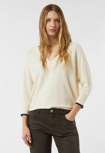 Пуловер с вырезом V